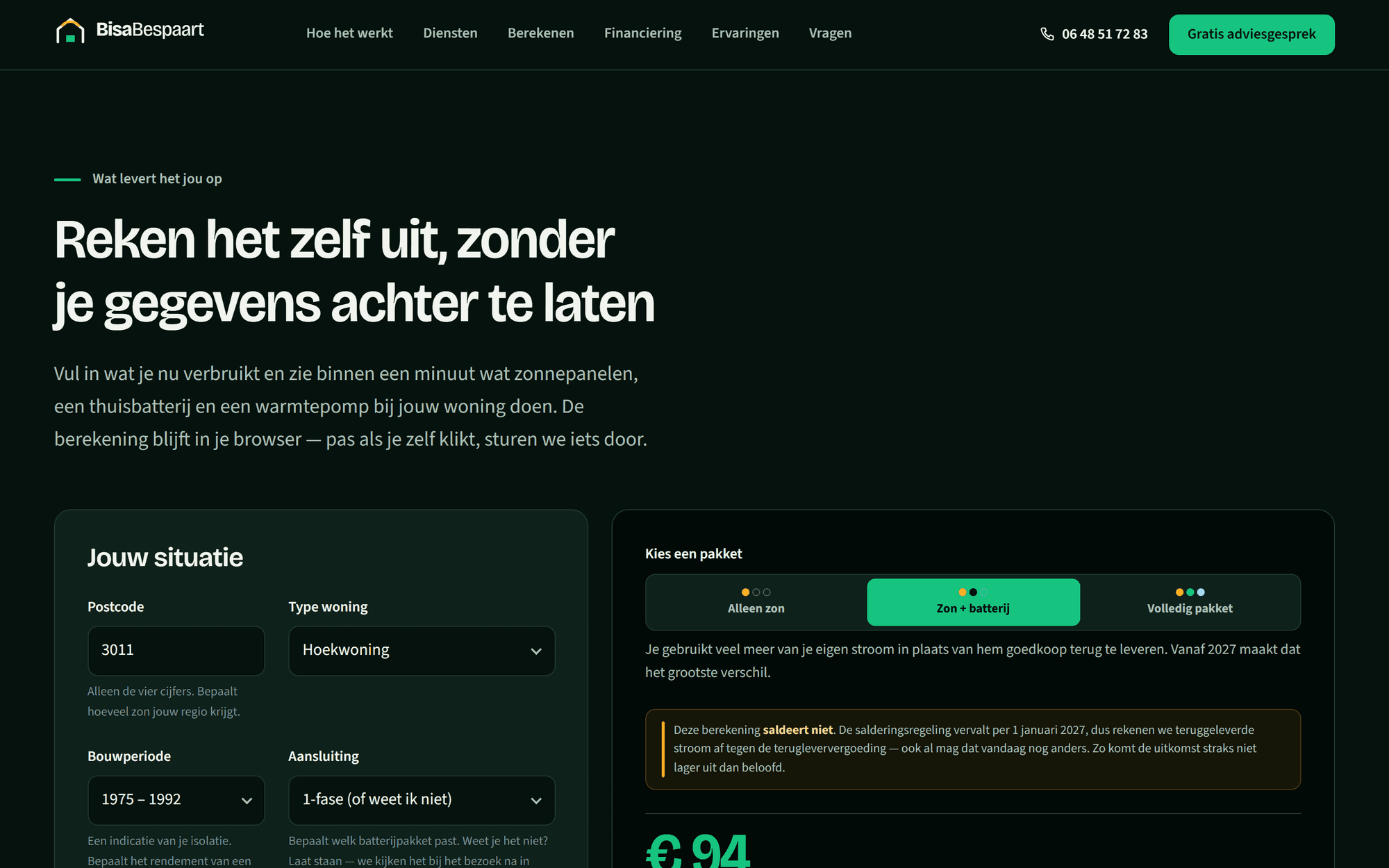 De rekentool met invoervelden voor postcode, type woning, bouwperiode en aansluiting, en een pakketkeuze tussen alleen zon, zon plus batterij en een volledig pakket.